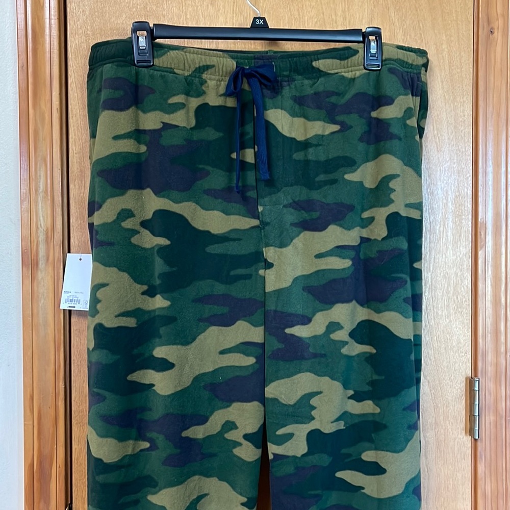 Men’s fleece camo pajama bottoms with pockets